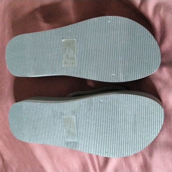 Shoes - Flip Flops - Picture 2 of 3